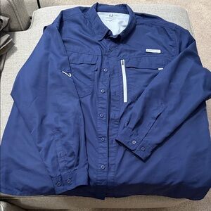 Men’s 2XL navy blue Real Tree Fishing Shirt.